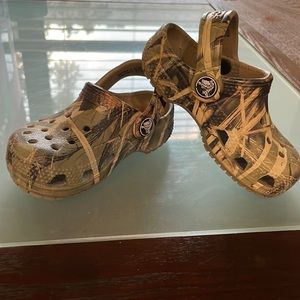 Toddler Realtree Camo Crocs sz 6